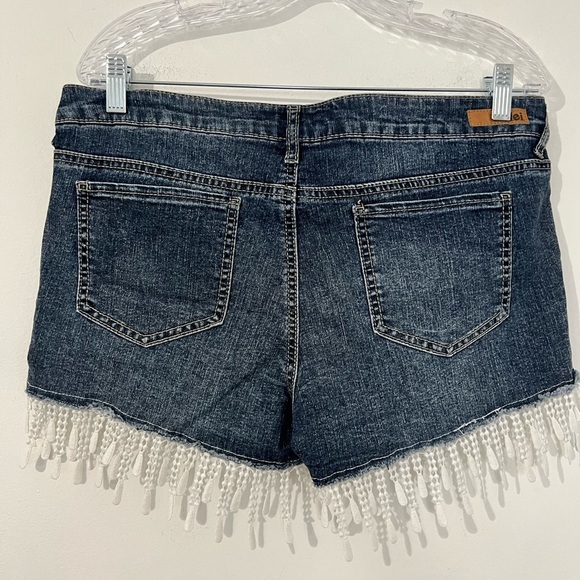 Vintage lei 1990’s Jean shorts with floral crochet and fringe. size 13. - Picture 5 of 16